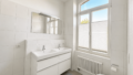 Badezimmer mit Tageslicht und Doppelwaschbecken