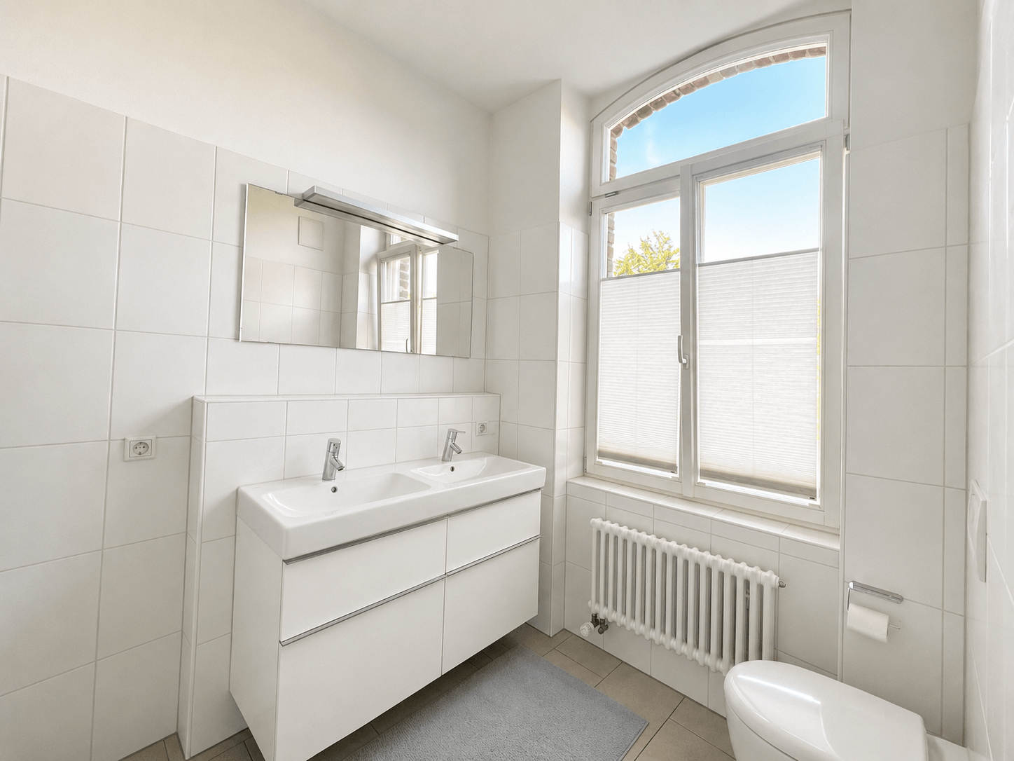 Badezimmer mit Tageslicht und Doppelwaschbecken