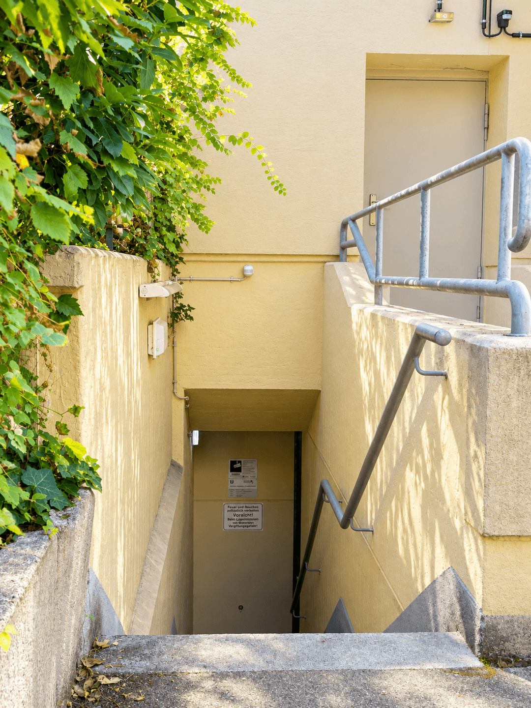 Zugang zur Tiefgarage im Innenhof