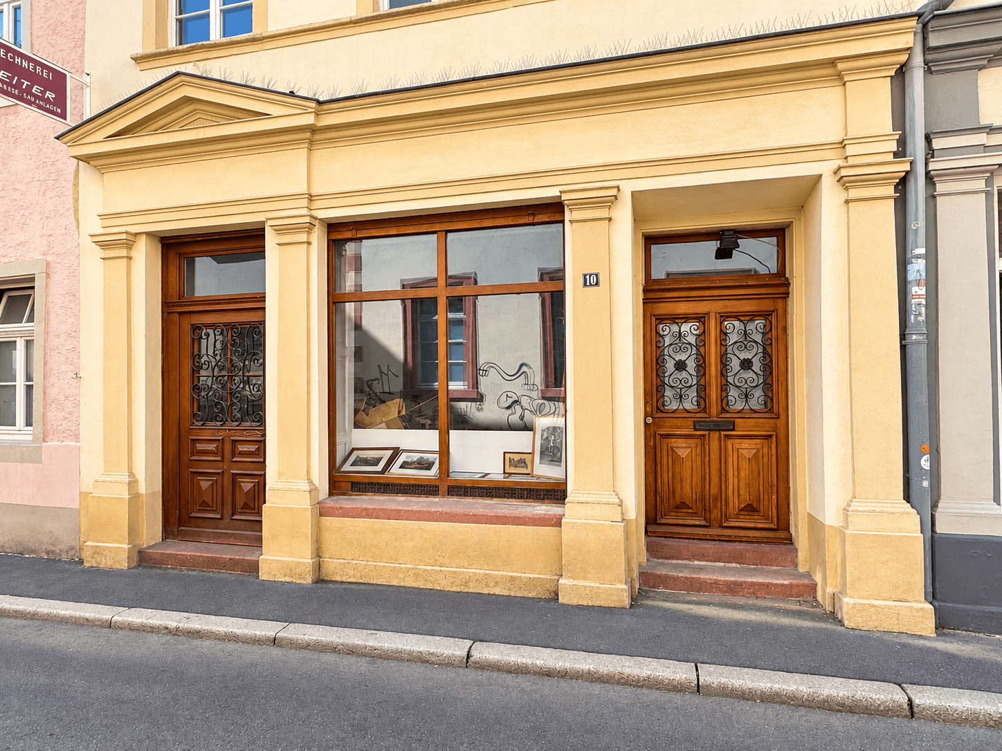 Schaufenster der Gewerbefläche im Erdgeschoss