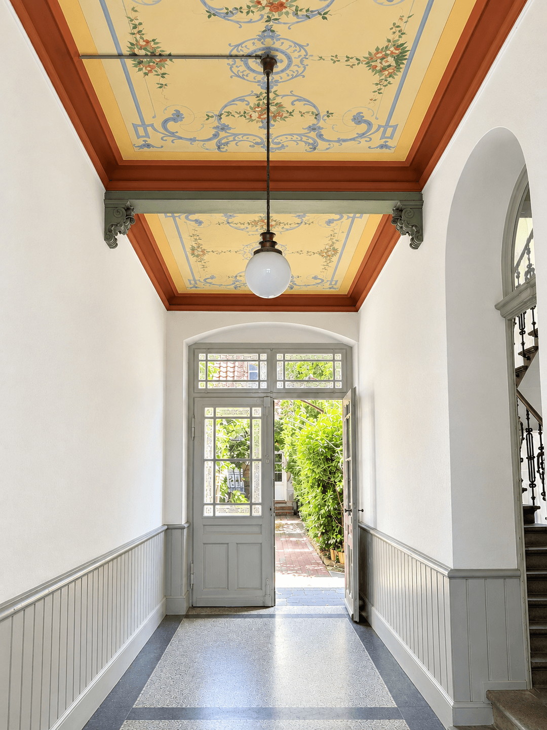 Hausflur mit Deckengemälde