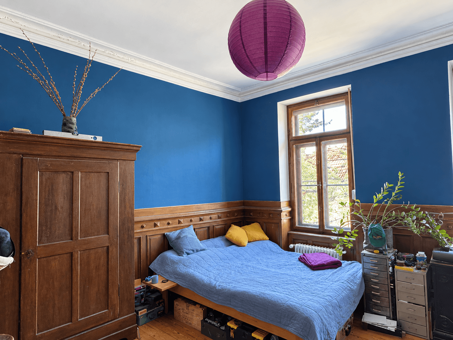 Zimmer mit Holzverkleidung