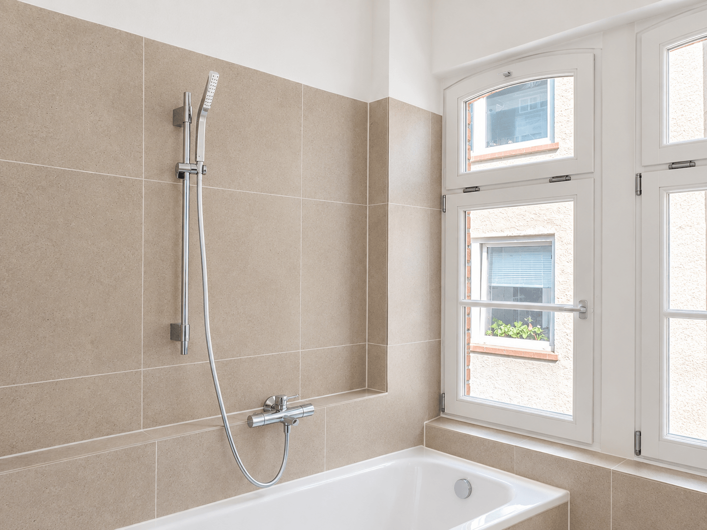 Badewanne mit Dusche
