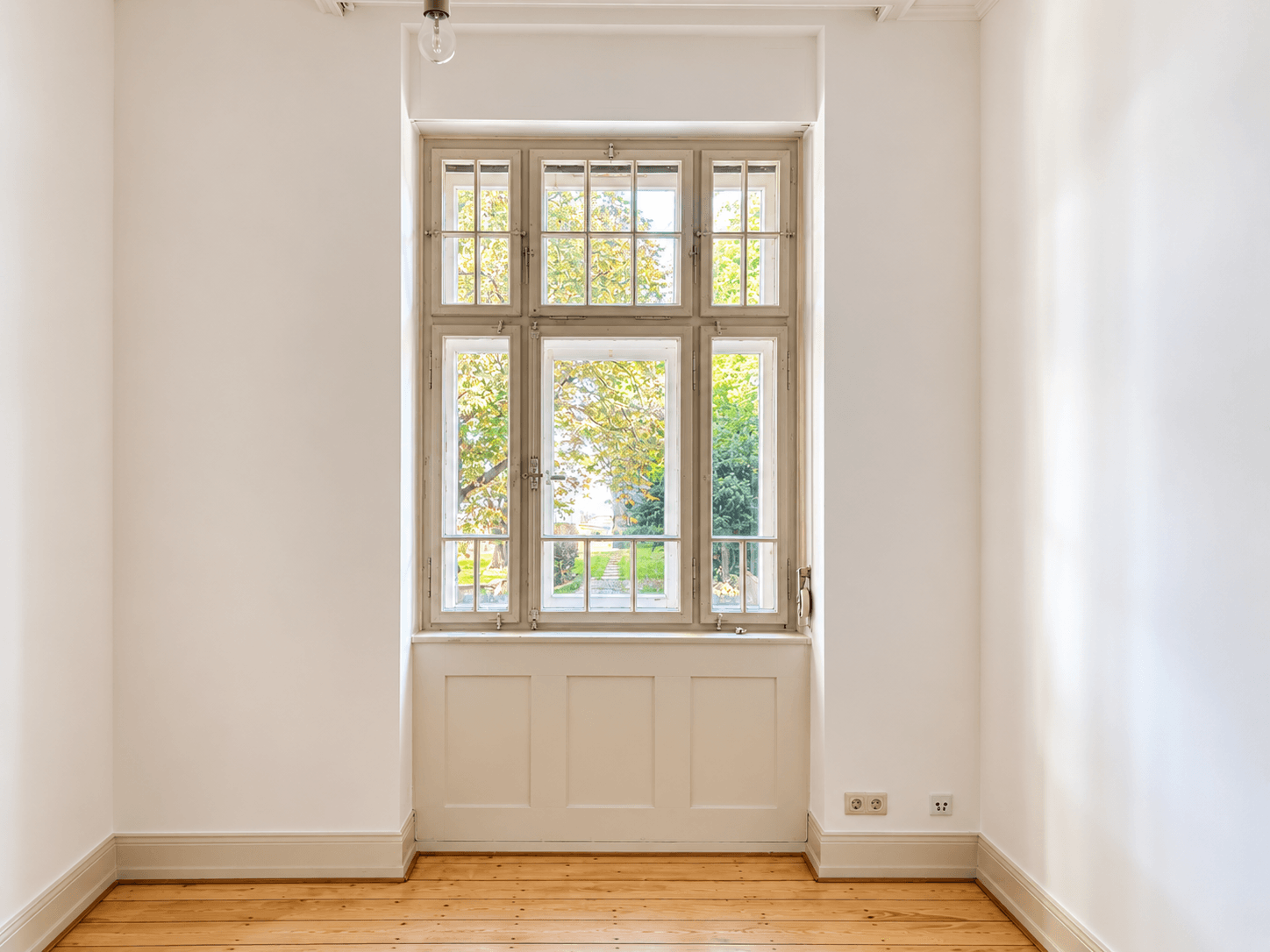 Helles Zimmer mit klassischem Sprossenfenster