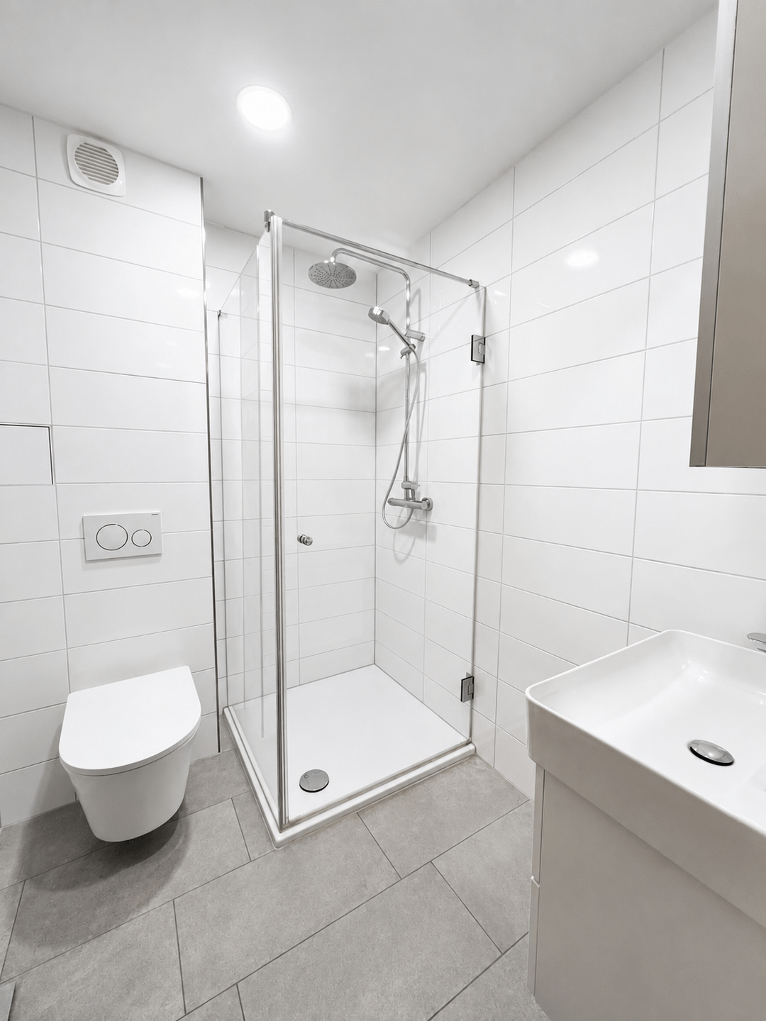 Badezimmer mit Badewanne im 1. Obergeschoss