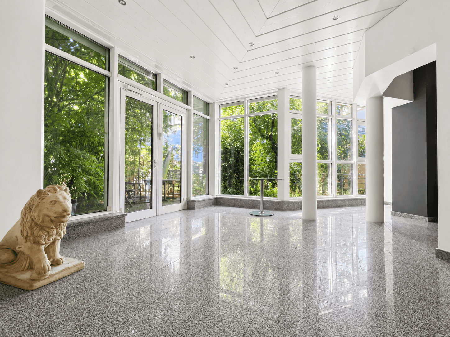 Glasfront mit Blick ins Grüne