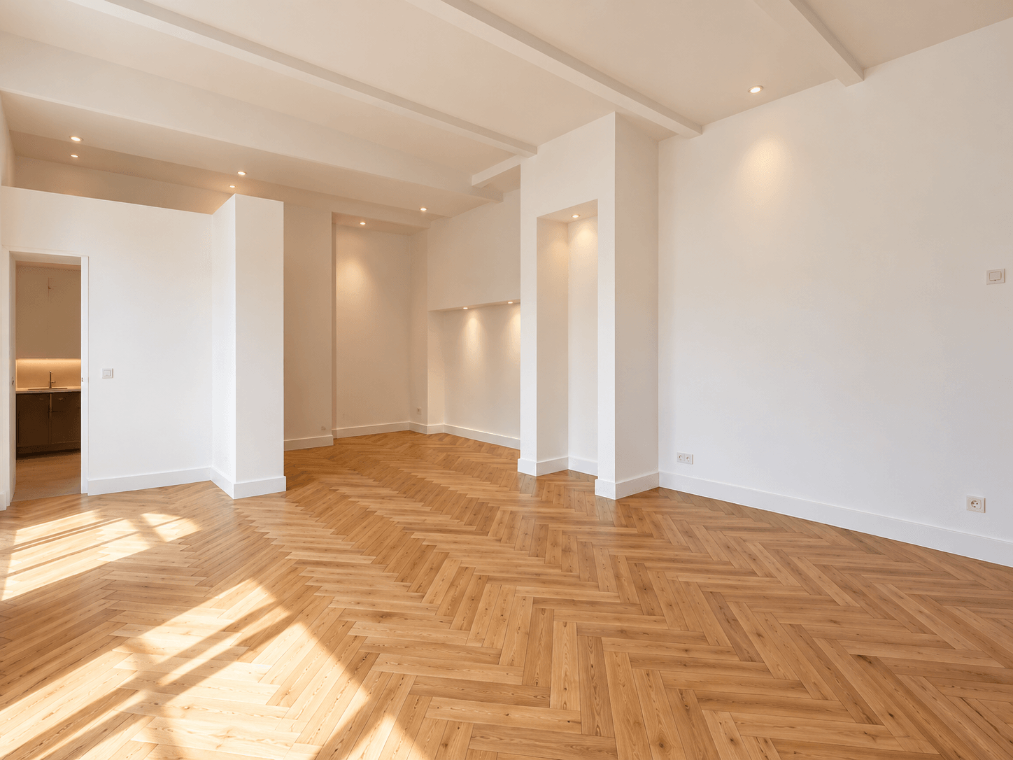 Heller minimalistischer Wohnraum 