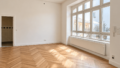 Heller Altbau mit Bogenfenstern