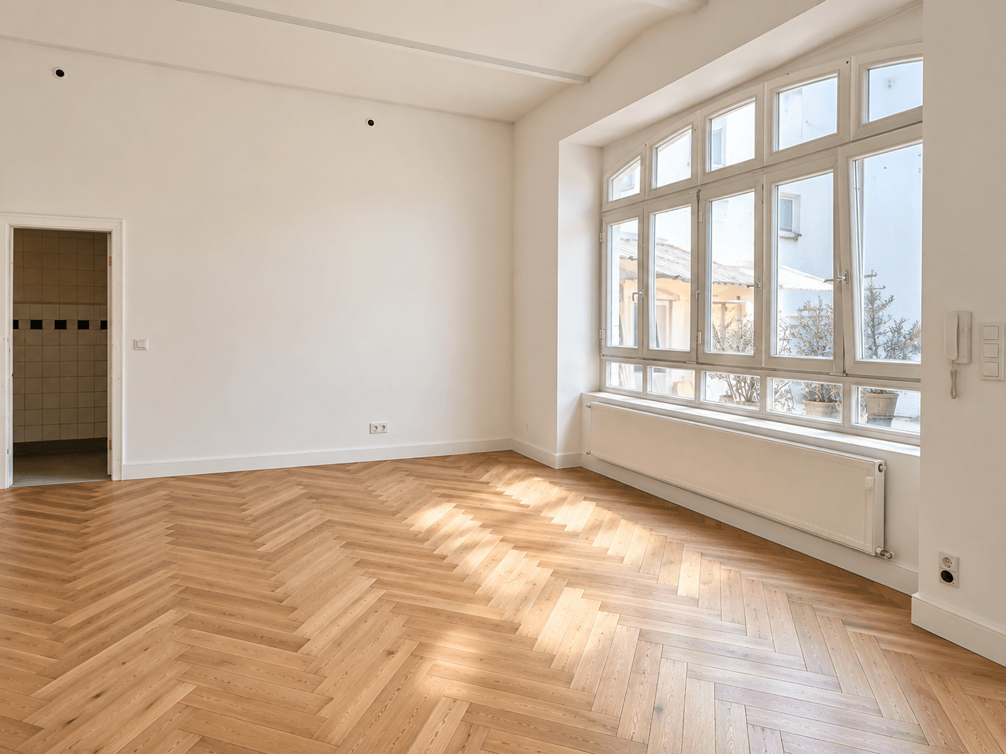 Heller Altbau mit Bogenfenstern